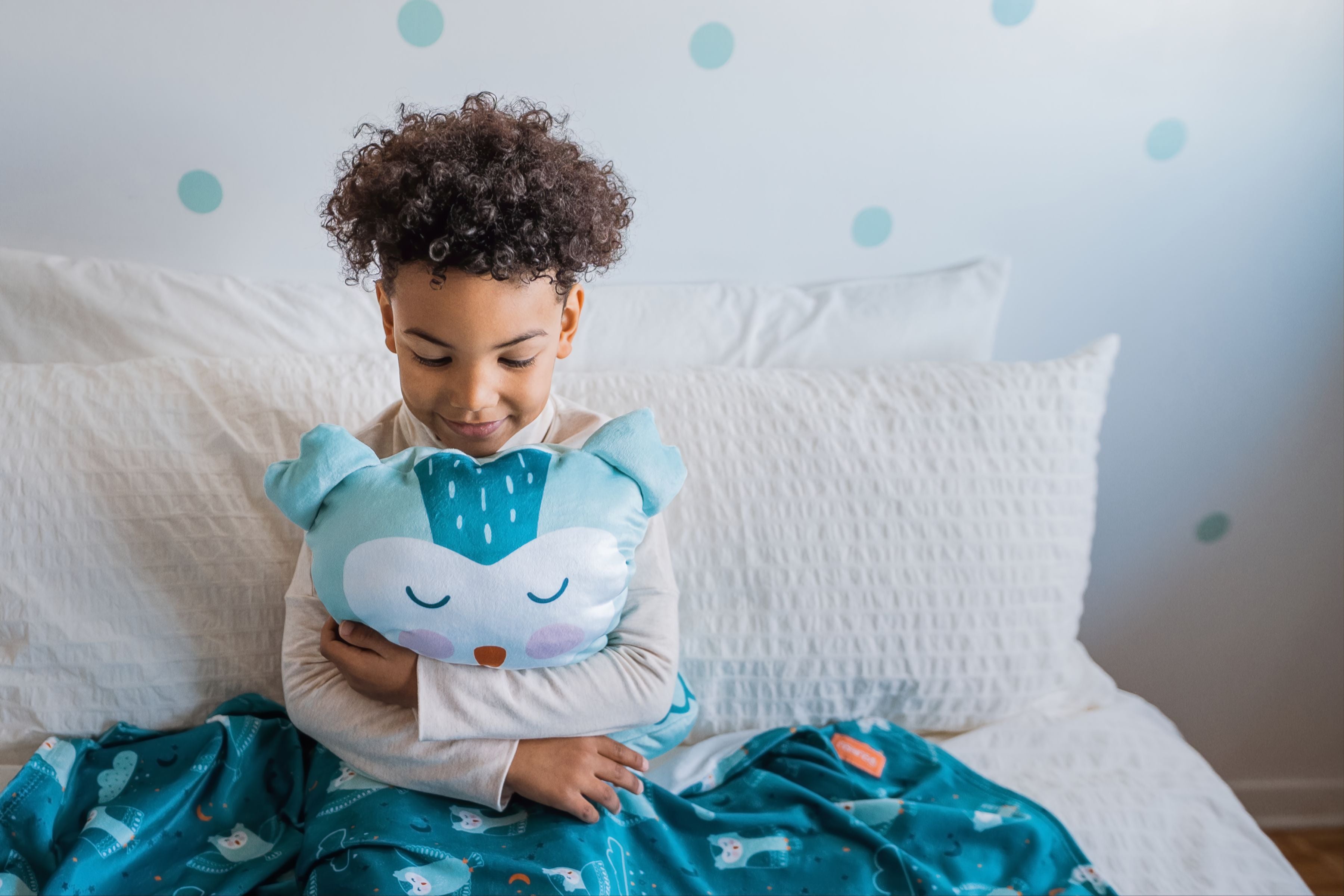 Enfant avec peluche-couverture Poupilou - hibou