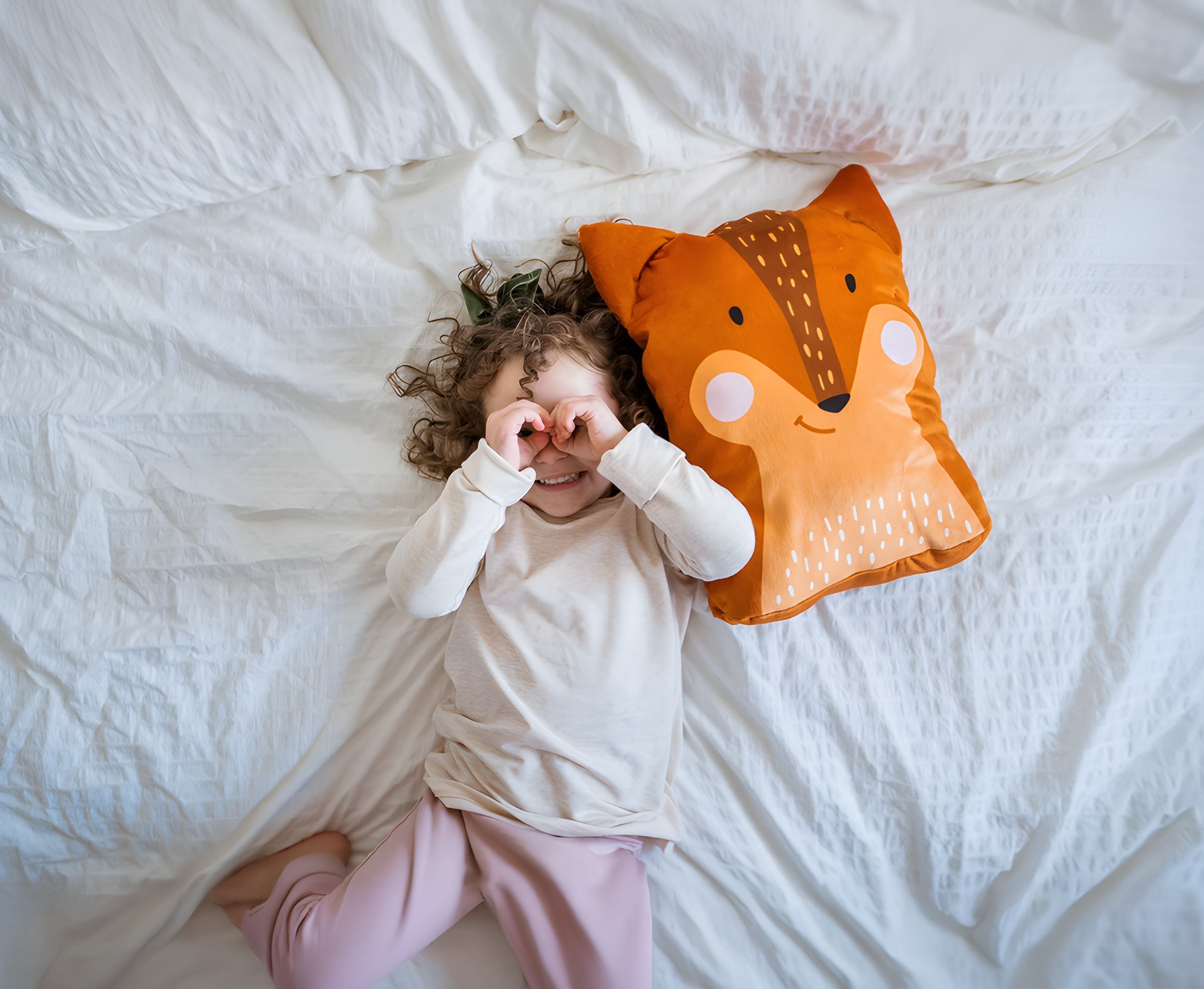 Enfant avec peluche-couverture Poupilou - renard