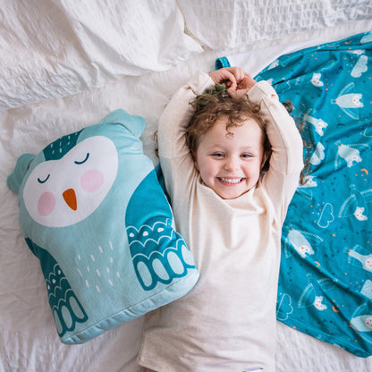 Fillette et peluche-couverture Poupilou - hibou