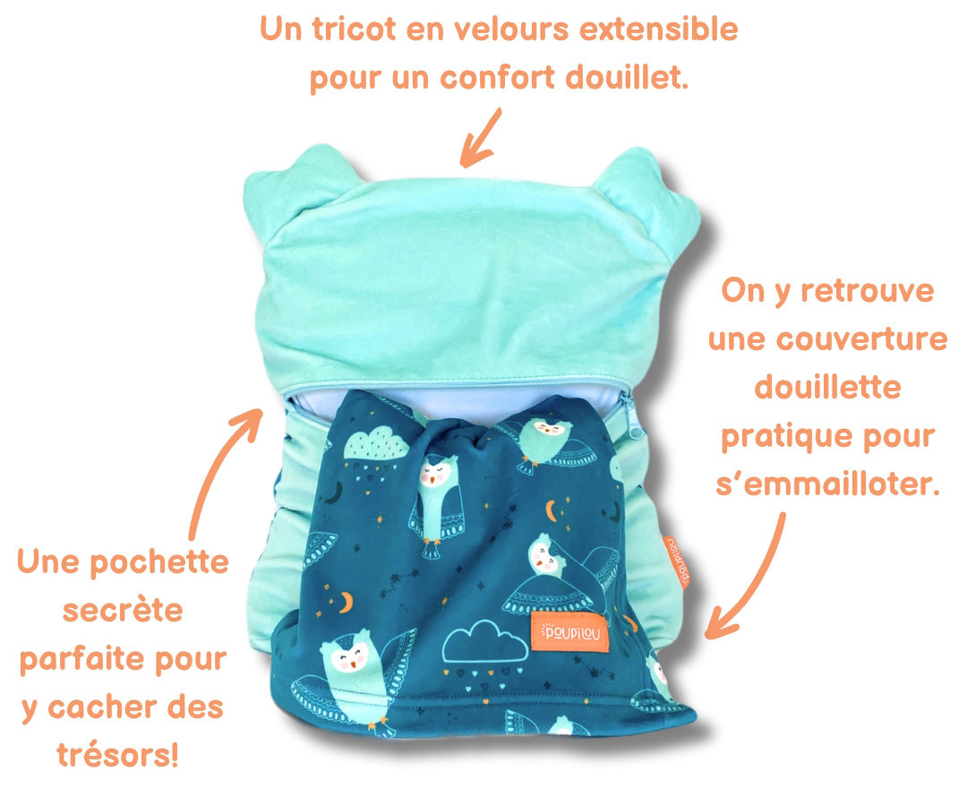 Un tricot en velours extensible pour un confort douillet. Une pochette secrète parfaite pour y cacher des trésors! On y retrouve une couverture douillette pratique pour s'emmailloter.